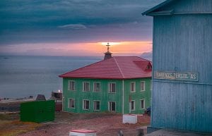 Spitsbergen barentsburg house green red roof windows sea view