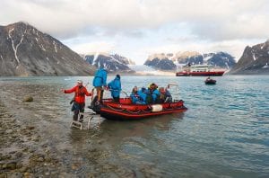 spitsbergen boat tour mountains svalbard
