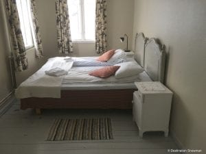 Rundhaug Gjestegard twin beds beige room maroon pillows